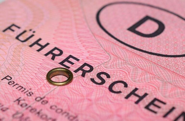 drivers license 2534805 1280 e1623401014980 Rechtsanwalt Andreas Welter - Unfallschadenregulierung, Verteidigung in Verkehrsstraf- und Bußgeldverfahren, Fahrerlaubnis- und Führerscheinsachen sowie Durchsetzung von Schmerzensgeldansprüchen